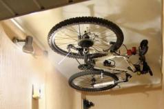 Где парковать велосипед в маленькой квартире (9 фото) Примеры шкафов для хранения велосипеда в квартире